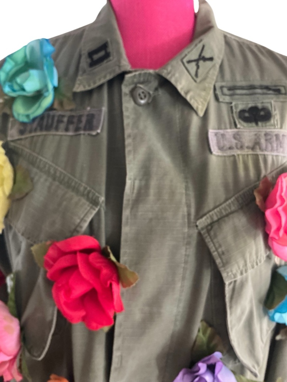 Olive Military Jacket with Multicolor Fabric Flowers. M - Picture 8 of 13